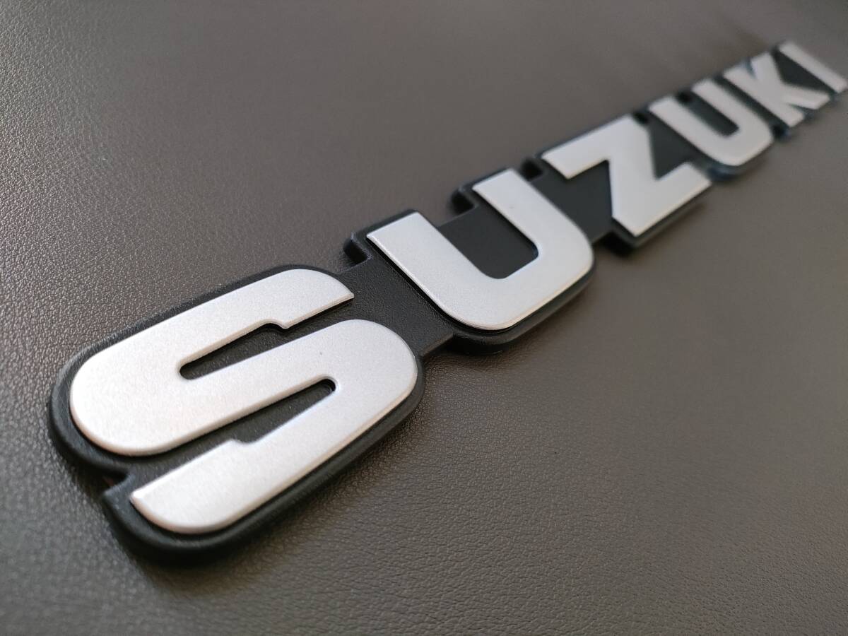 ジムニー JA11C SUZUKI活字体エンブレム 艶無しシルバー 送料無料 拍卖
