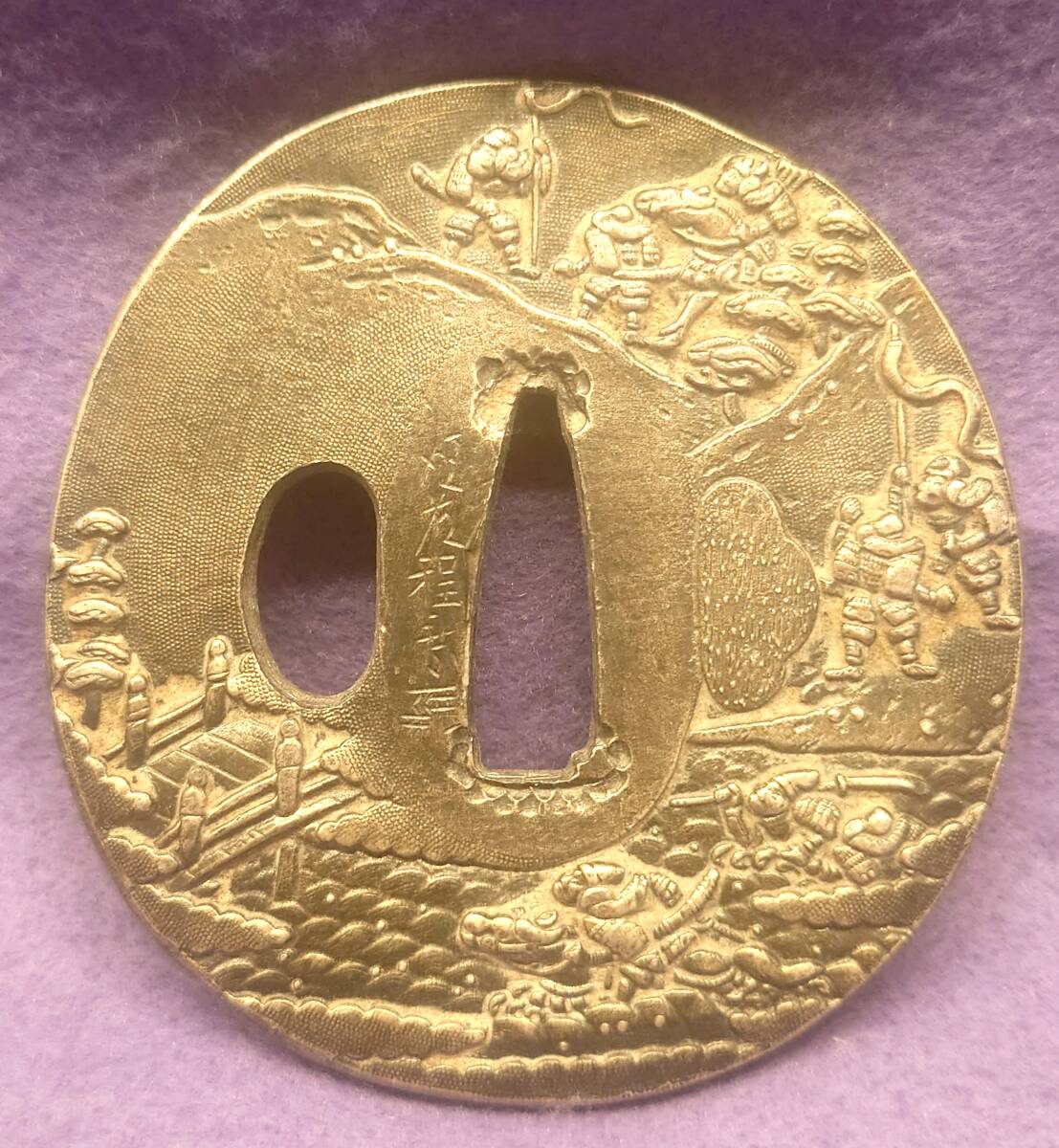 鍔 つば 銘あり 後藤程乗 源平合戦・宇治川先陣図 総重量:約119.6g 比重値:約9.15 刀装具 刀 日本刀 時代物 美術品 銀製拍卖