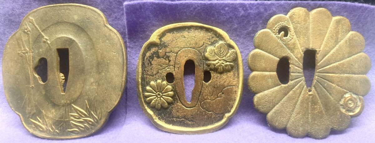 B.鍔 つば まとめ 全3枚 銘なし 総重量:約397.5g 銅製 鉄製 刀装具 刀 日本刀 時代物 美術品 竹 牡丹 菊 唐草模様 拍卖