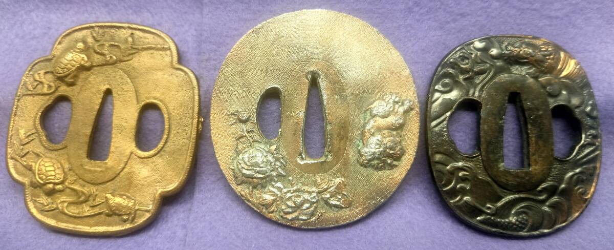 A.鍔 つば まとめ 全3枚 銘あり 英光 銘なし 総重量:約355.5g 銅製 鉄製 刀装具 刀 日本刀 時代物 美術品 亀 牡丹 蝶 龍拍卖