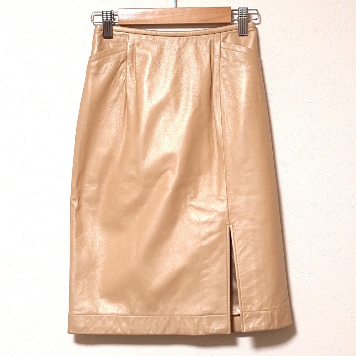 W1003【COUP DE CHANCE】クードシャンス 羊革 ラムレザー スカート タイト ペンシル フロントスリット ベージュ 膝丈 サイズ36(XS相当)/QQ拍卖