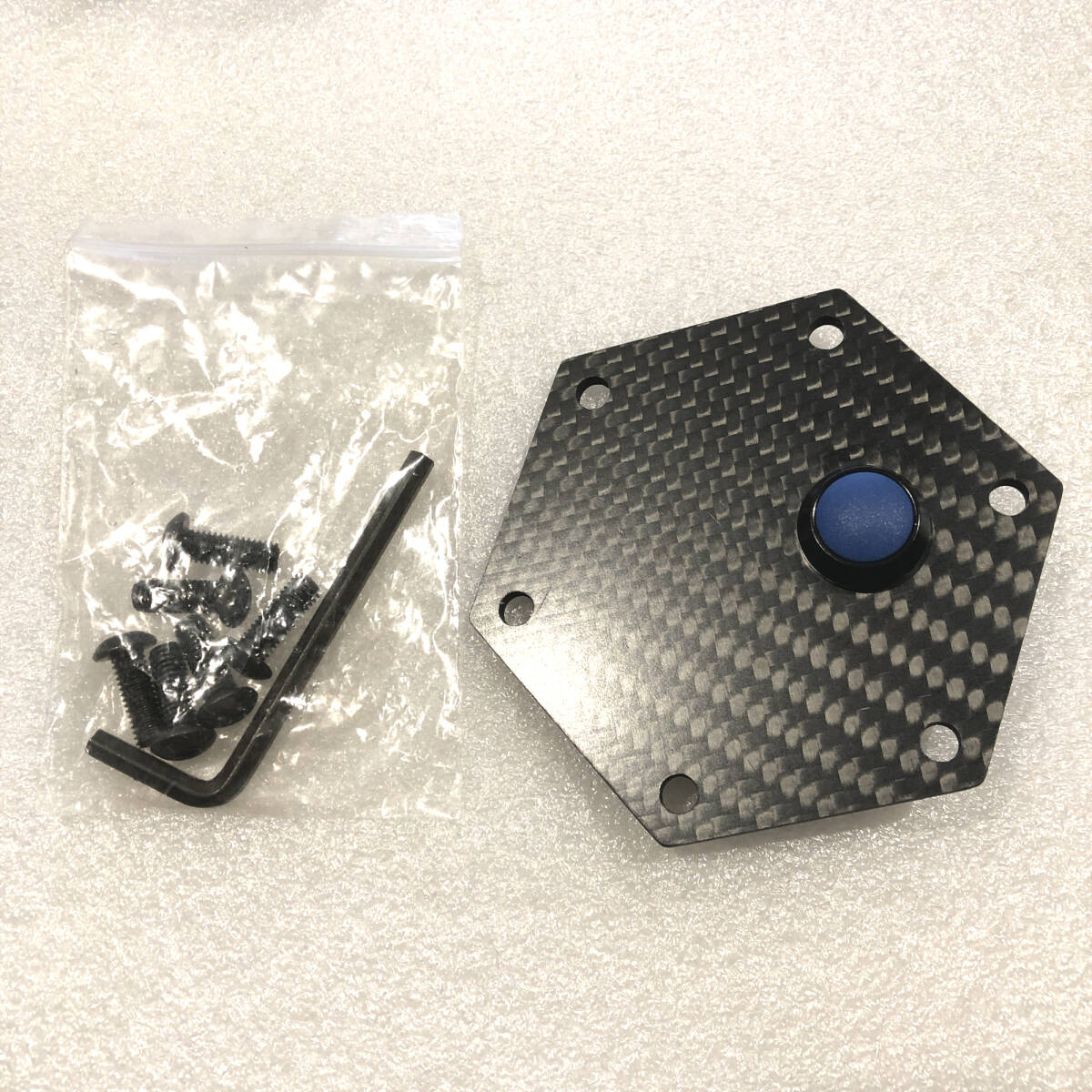 新品 未使用 カーボン ファイバー ホーンプレート 青 汎用 MOMOピッチ 検索用: momo OMP AE86 BEAT Z34 Z33 Z32 S13 S14 S15 GT-R などに拍卖