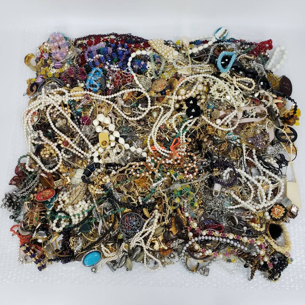 z/z/z/E122-567/10000/アクセサリー大量まとめ 約10kg イミテーション ブローチ イヤリング ネックレス タイピン カフス 等々 状態様々拍卖