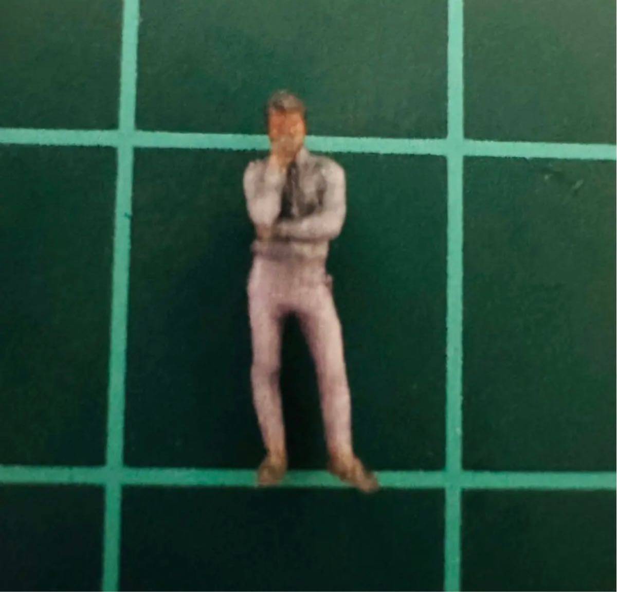 コーヒーを飲む男★Nゲージ★フィギュア★鉄道模型★1/64より小★ジオラマに★レイアウトに★ミニチュア★リアルフィギュア拍卖