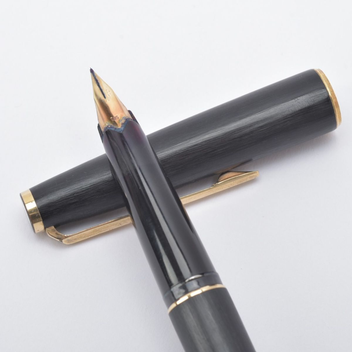 美品 MONTBLANC 220 モンブラン 万年筆 ペン先585 14K ブラック ゴールド ウッド調 木目調 シンプル 文房具 文具 ブランド #N※C826拍卖