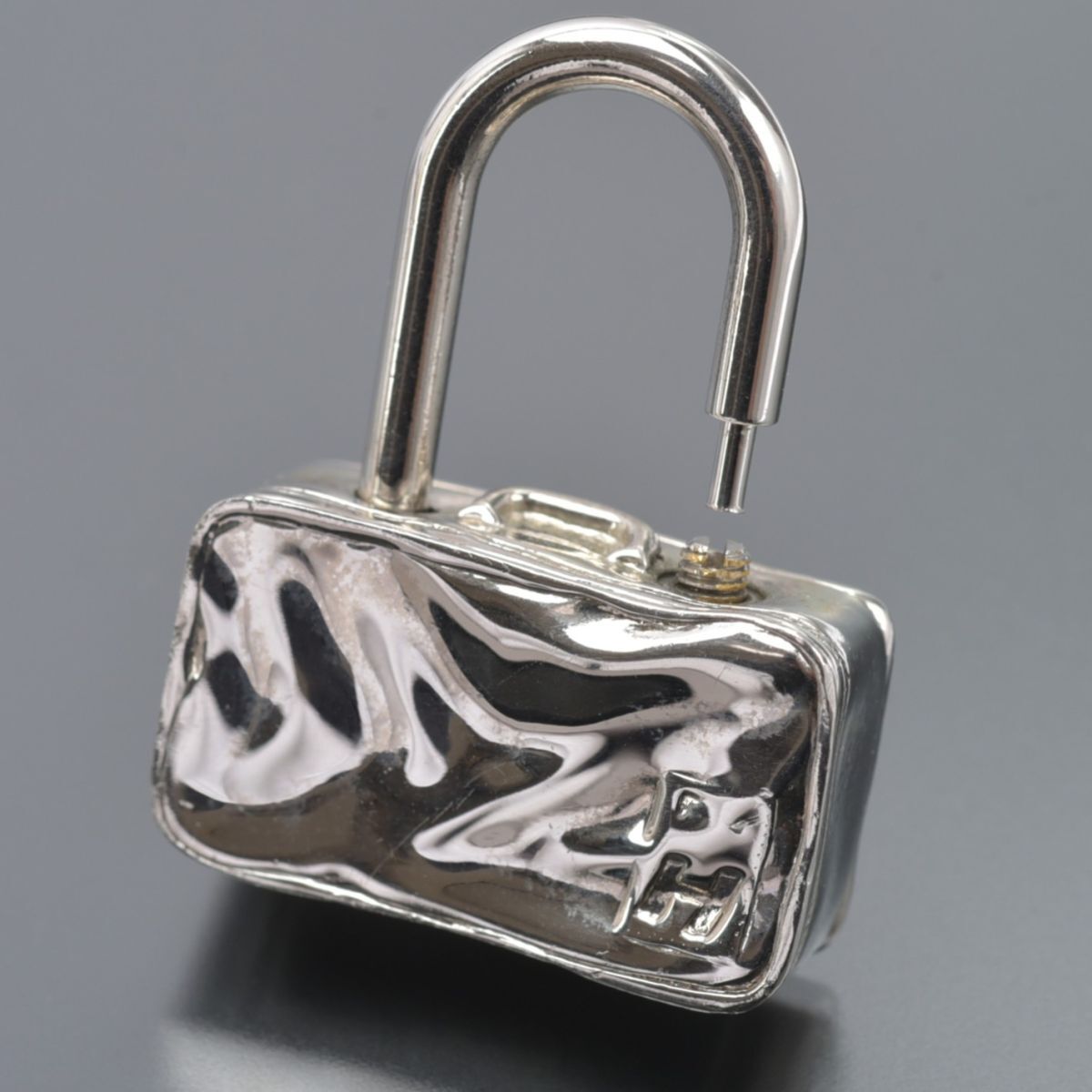 レア/美品 HERMES エルメス カデナ 2009年限定 Le chappee belle 美しい逃避行 トランク チャーム ジャンク #N※1022-06/k.g拍卖