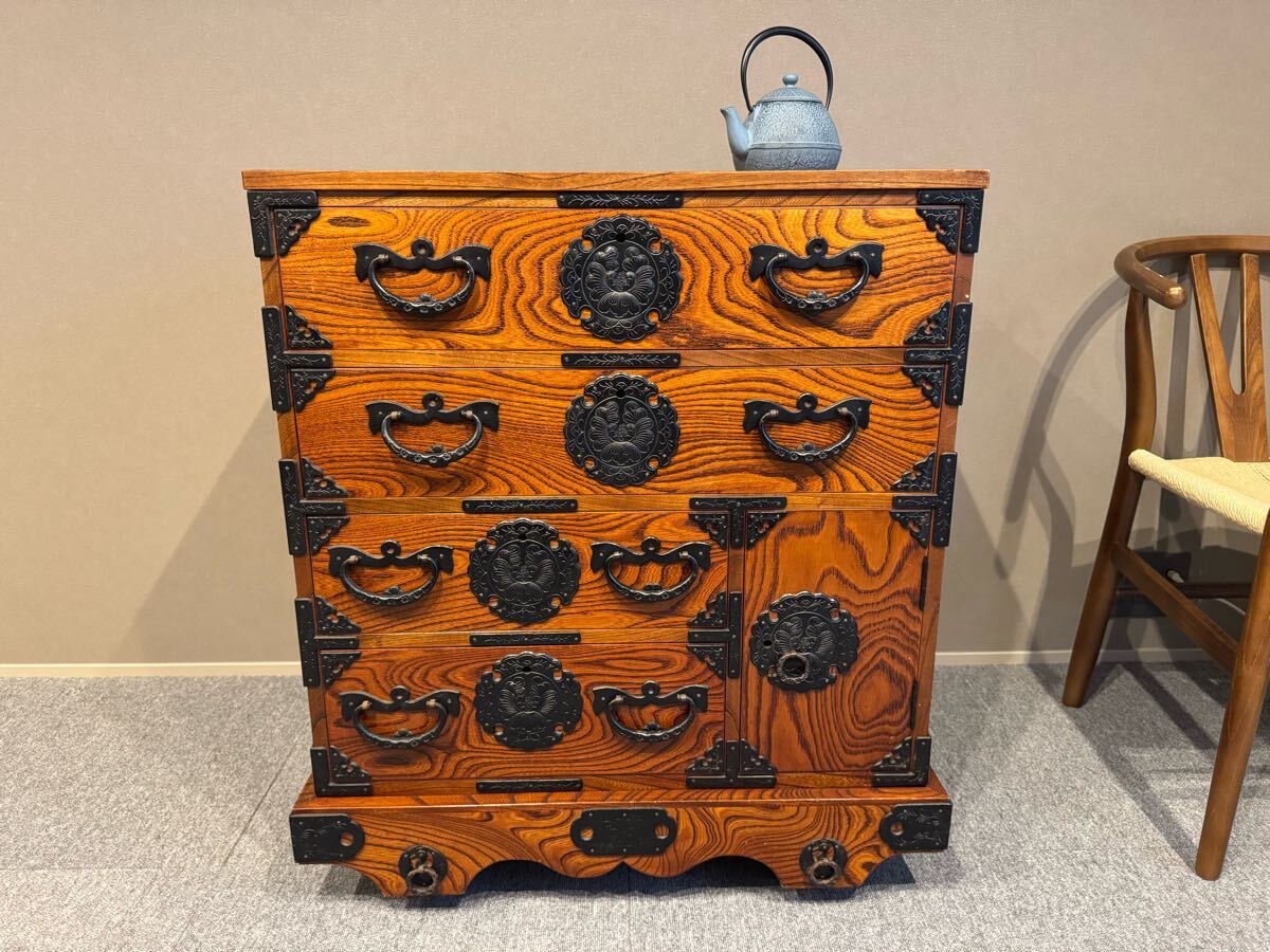 伝統工芸 岩谷堂箪笥 車付きタンス 欅 南部鉄器 和家具 最高峰 時代箪笥 漆塗 民芸家具 鍵有り 約48万円 ケヤキ 隠し収納 整理箪笥 和箪笥 拍卖