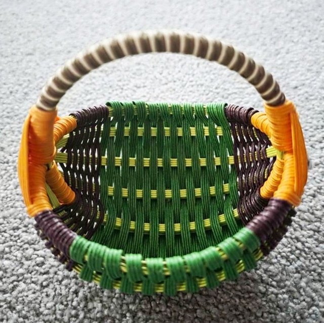 ハンドメイド クラフトバンド 丸かご ゴッドアイ 小物入れ 緑 オレンジ色 12㎝×10.5㎝×高さ11㎝拍卖