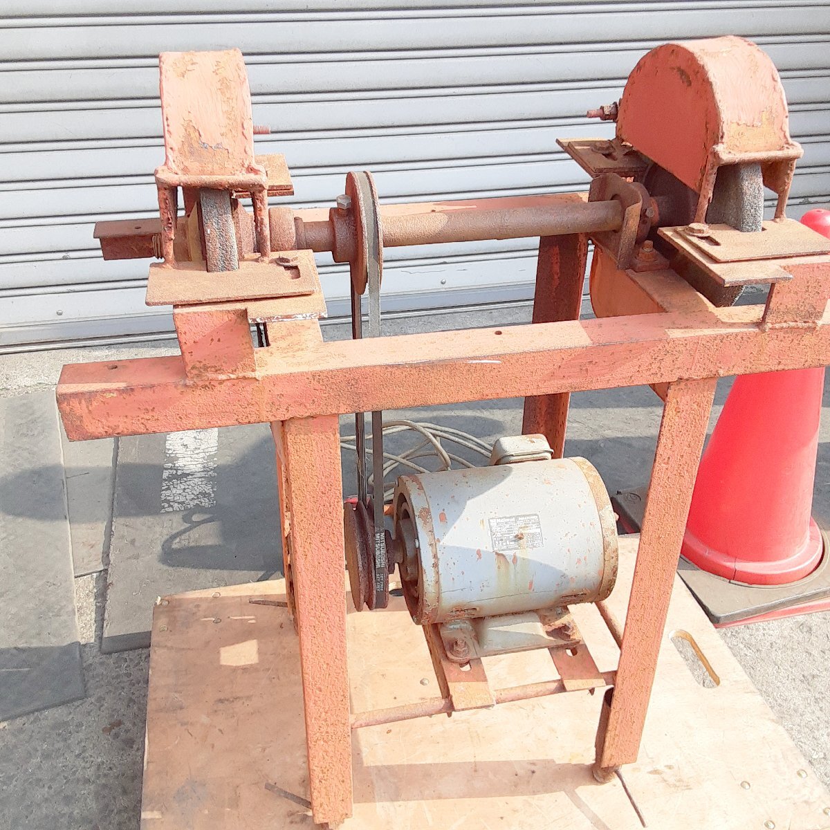 舎楢a235 研磨機 グラインダー 両頭グラインダー 卓上電気グラインダー 工具 モーター2.2kW3馬力 研磨 電動工具 三相200V拍卖