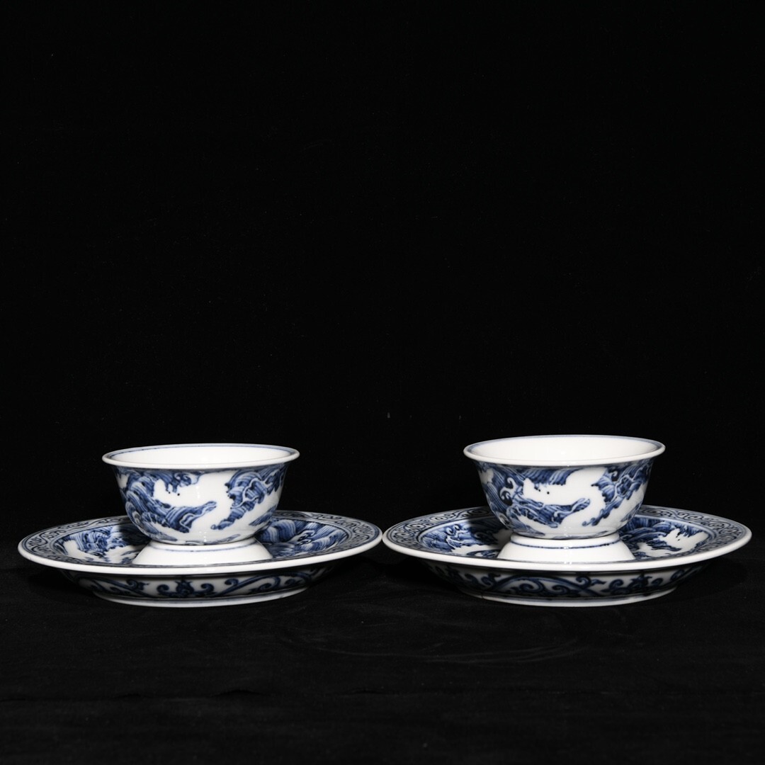 永し 明時代 大明宣德年製 青花海水龍紋托杯 一対 古陶磁器 陶芸 皿 中国陶瓷器 唐瓷 置物擺件 古美術品 古賞物 収集 旧家蔵出 中国唐物 A2拍卖