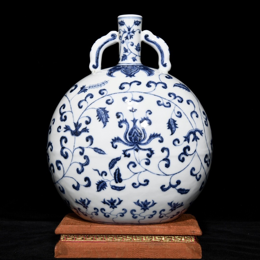 永し 明時代 永樂年製 青花纏枝蓮紋 抱月瓶 古陶磁器 陶芸 皿 中国陶瓷器 唐瓷 置物擺件 古美術品 古賞物 収集 旧家蔵出 中国唐物拍卖