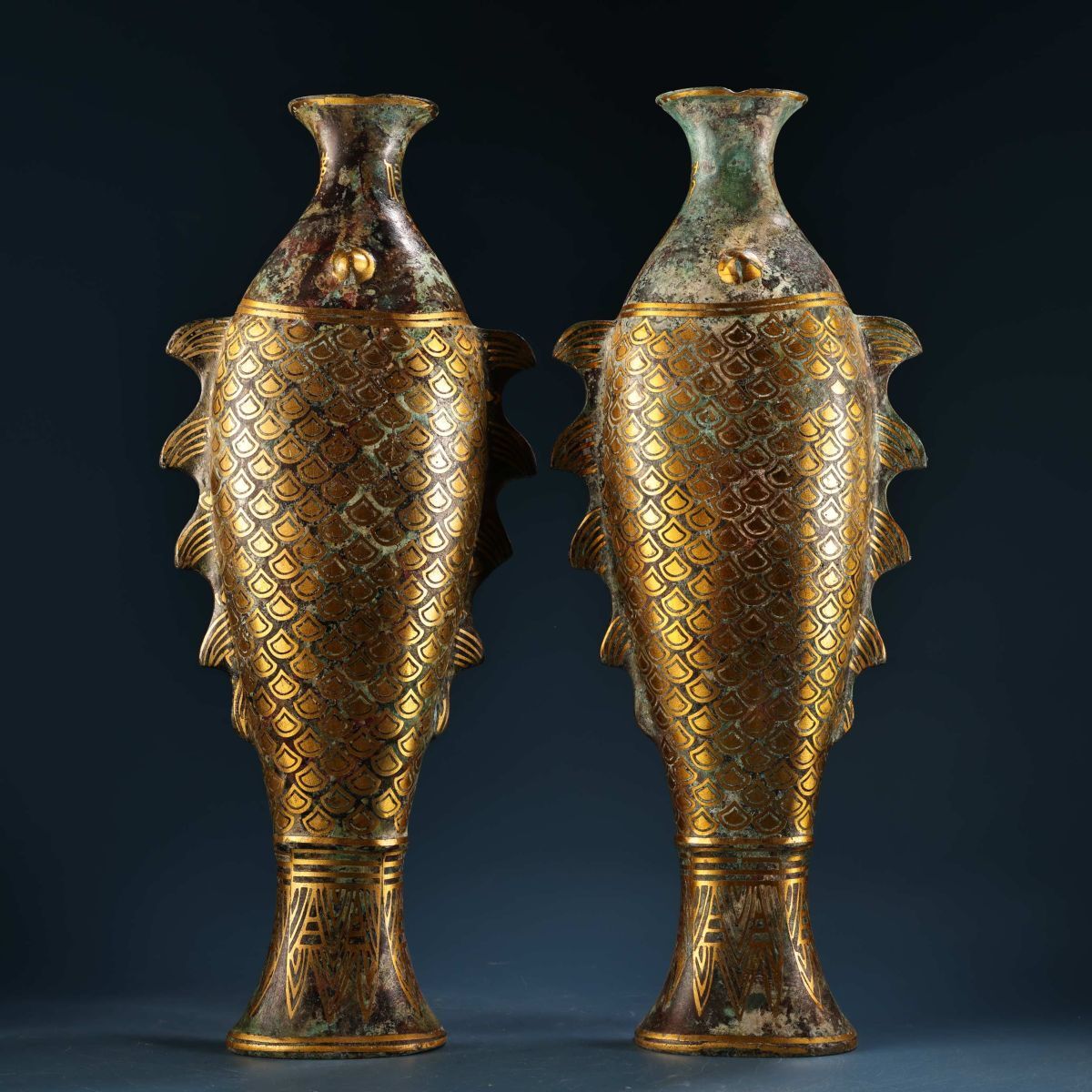永し 商代時期 青銅器 錯金 魚形花瓶 一対 極細工 古銅彫 置物擺件 古美術品 時代物 古董品 収集 骨董品 旧家蔵出 中国唐物 A1212拍卖