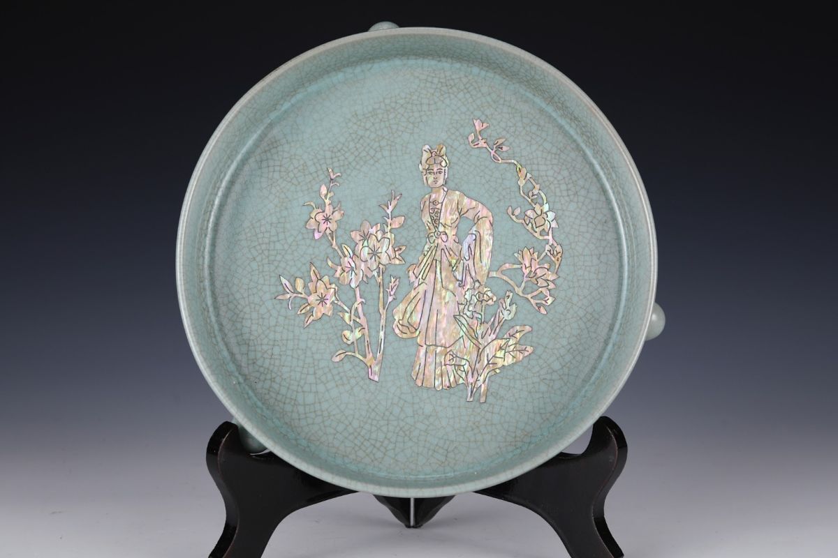 永し 宋時代 汝窯 嵌め螺鈿 仕女図 三足洗 古陶磁器 陶芸 皿 中国陶瓷器 唐瓷 置物擺件 古美術品 古賞物 収集 旧家蔵出 中国唐物 A690拍卖