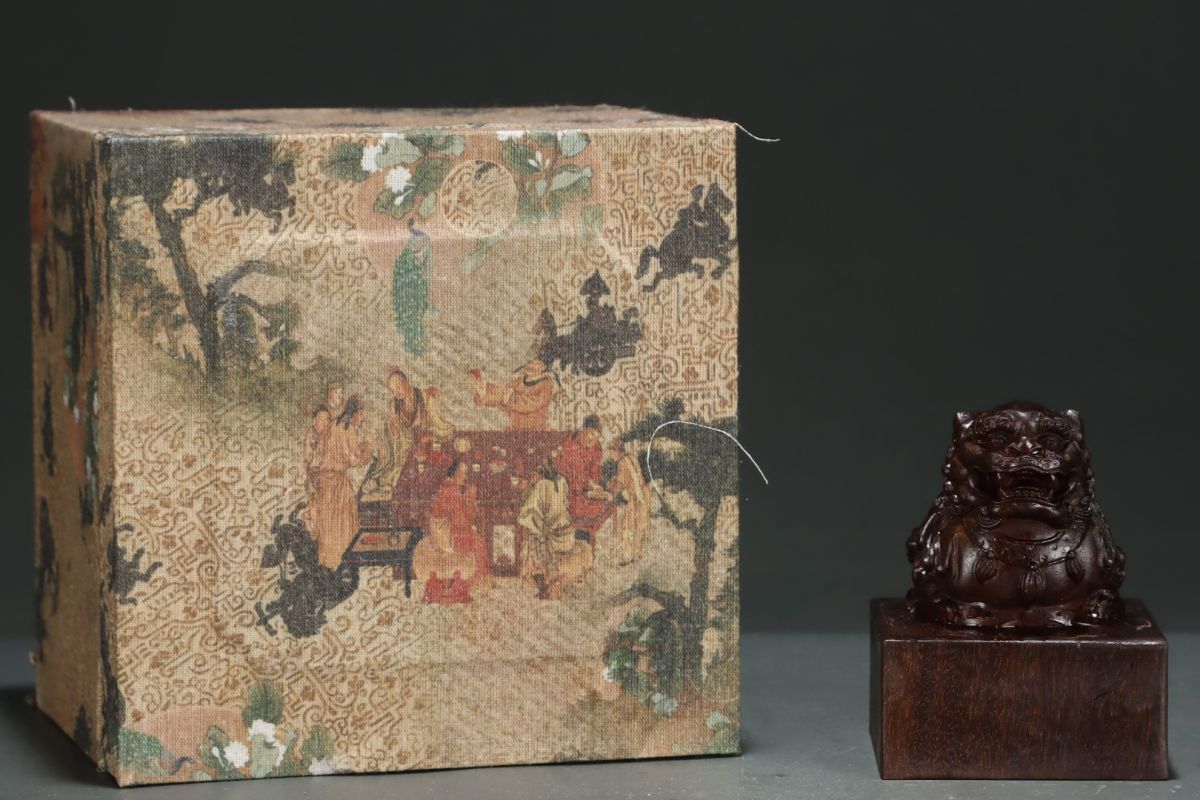 永し 清時代 大清乾隆五十五年製 老沈香 瑞獅鈕 乾隆御覽之寶 印章 極細工 置物擺件 古美術品 時代物 古董品 骨董品 旧家蔵出 中国唐物 A71拍卖