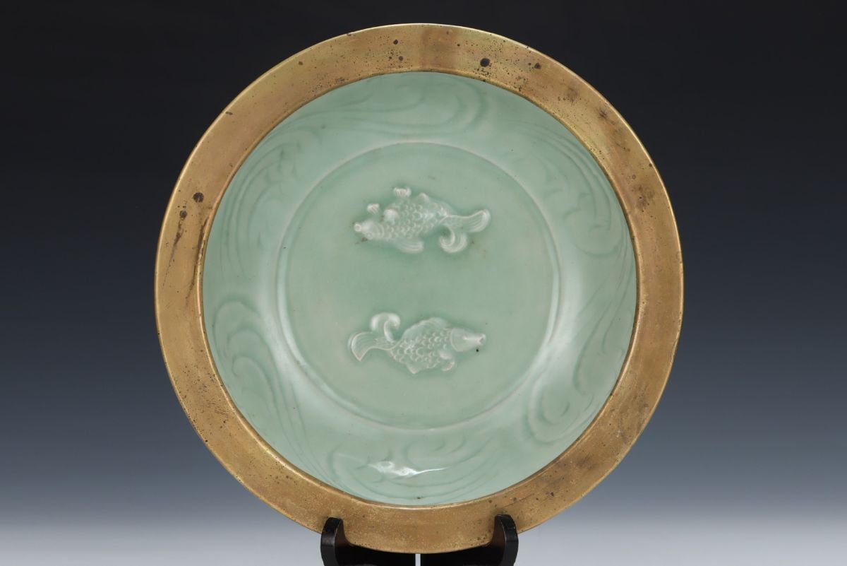 永し 宋時代 龍泉窯 金口雙魚紋盤 乾隆御題 古陶磁器 陶芸 皿 中国陶瓷器 唐瓷 置物擺件 古美術品 古賞物 収集 旧家蔵出 中国唐物 A160拍卖