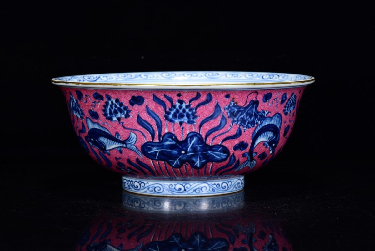永し 明時代 大明宣德年製 臙脂紅 青花魚藻紋碗 古陶磁器 陶芸 皿 中国陶瓷器 唐瓷 置物擺件 古美術品 古賞物 収集 旧家蔵出 中国唐物拍卖