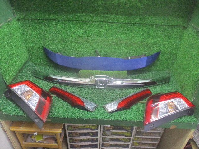 GP5 ホンダ フィット 平成26年 カラーNO.B593M リアゲートスポイラー ガーニッシュ テールレンズ 左右セット 253735拍卖