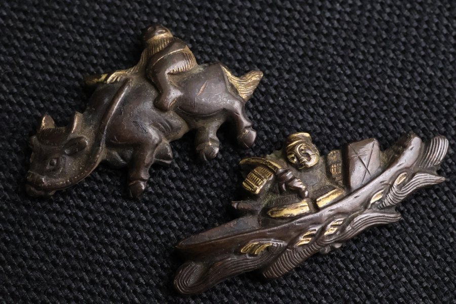 TB526刀装具 目貫 2点◇うぶだし/旧家蔵出し/黄銅製/金象嵌/牛/丑/武者/船/日本刀/刀剣/武具/工芸/時代/骨董/古美術/古道具タグボート拍卖