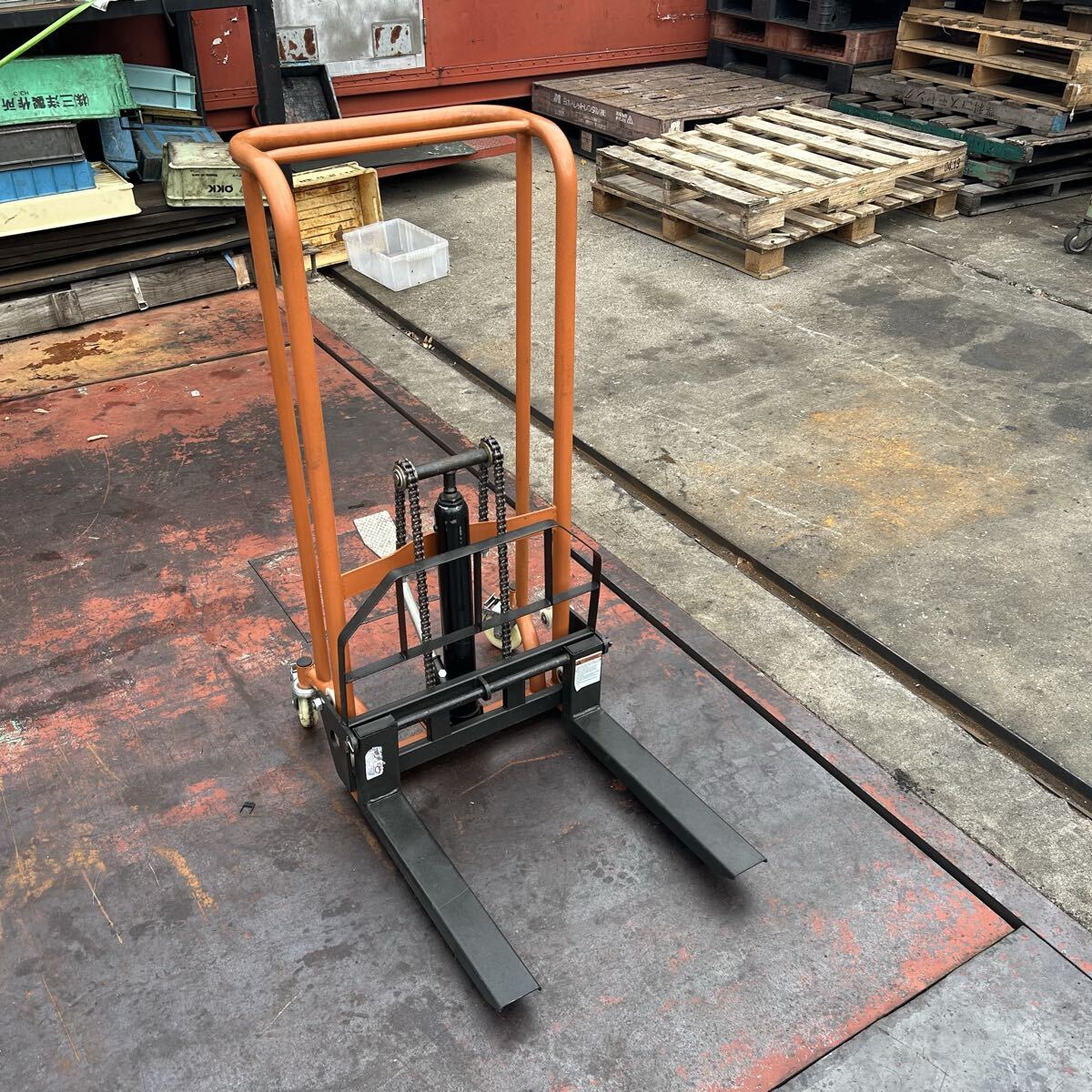 T2466 リフター 運搬 台車 最高位約92.5cm 最低位約7cm タイヤのブレーキOK ※詳細不明/自重のみではフォーク下がりません拍卖