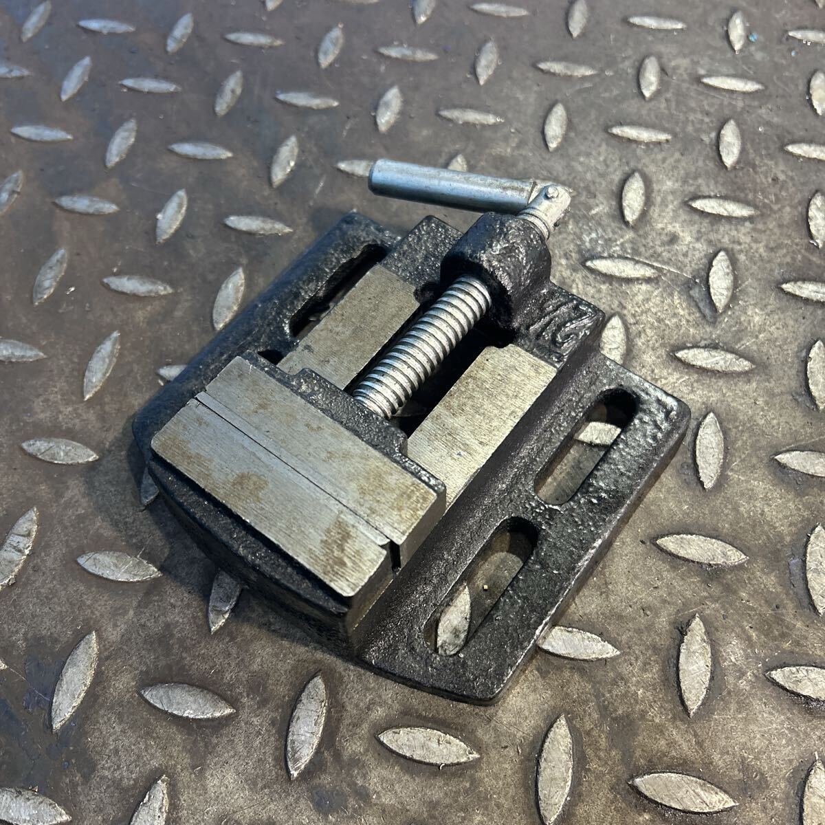 T2499 バイス 2 1/2 口幅約67mm 開き約52mm *動作良好拍卖