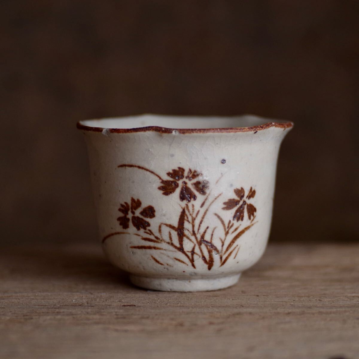 【希少】小ぶりな絵瀬戸撫子文小猪口 江戸後期明治 向付 酒器 酒盃ぐい呑茶道具古民藝骨董検蕎麦猪口美濃御深井白洲正子志野織部石皿柳宗悦拍卖