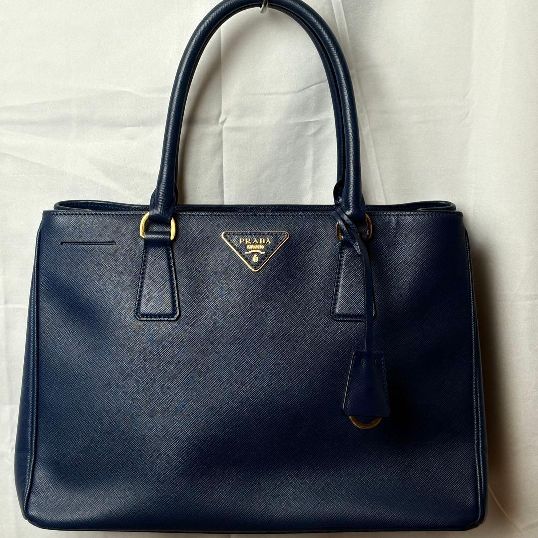 高級感PRADA サフィアーノレザー トートバッグ ダークネイビー極美品A4収容拍卖