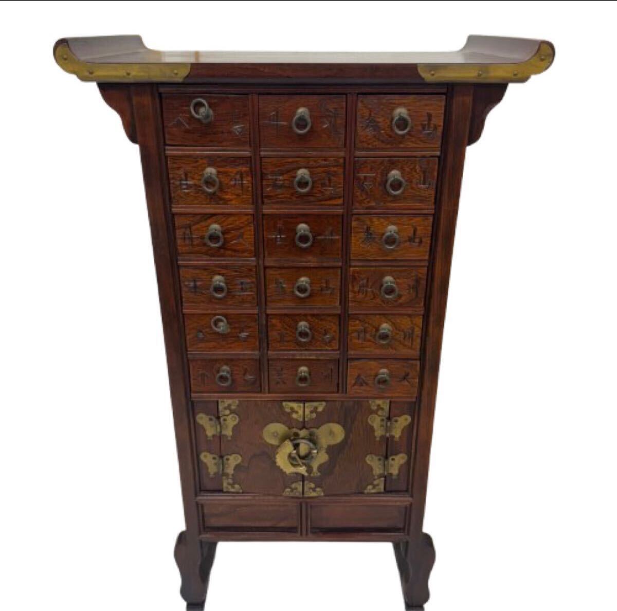 韓国 李朝 けやき作り 薬箪笥 くすり箪笥 魚の鍵付き 民芸家具 錠前付 18杯 キャビネット 薬棚 真鍮 飾り棚 古家具 韓国 伝統工芸拍卖