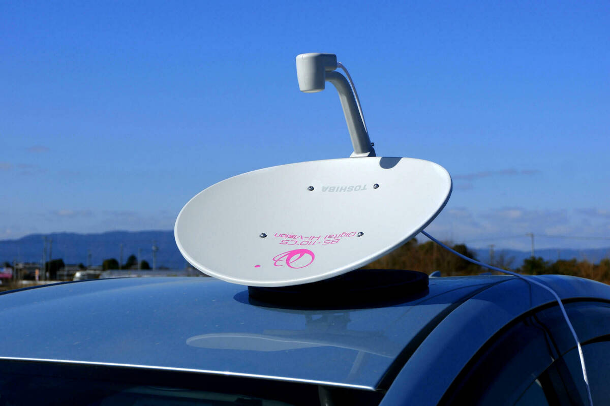 国内唯一、横置きタイプで軽量、室内及び車中泊にと便利に使える回転台と一体化させた 東芝BS・110°CSアンテナ BCA-453 です拍卖