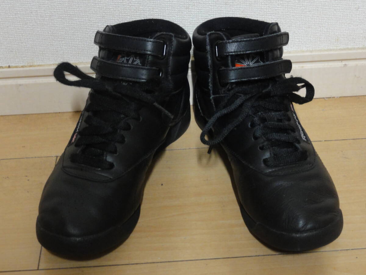 格安足首2連ベルト留めモデル・REEBOK(リーボック)・黒系皮革地・ ハイカット系スニーカー 23.5cm拍卖