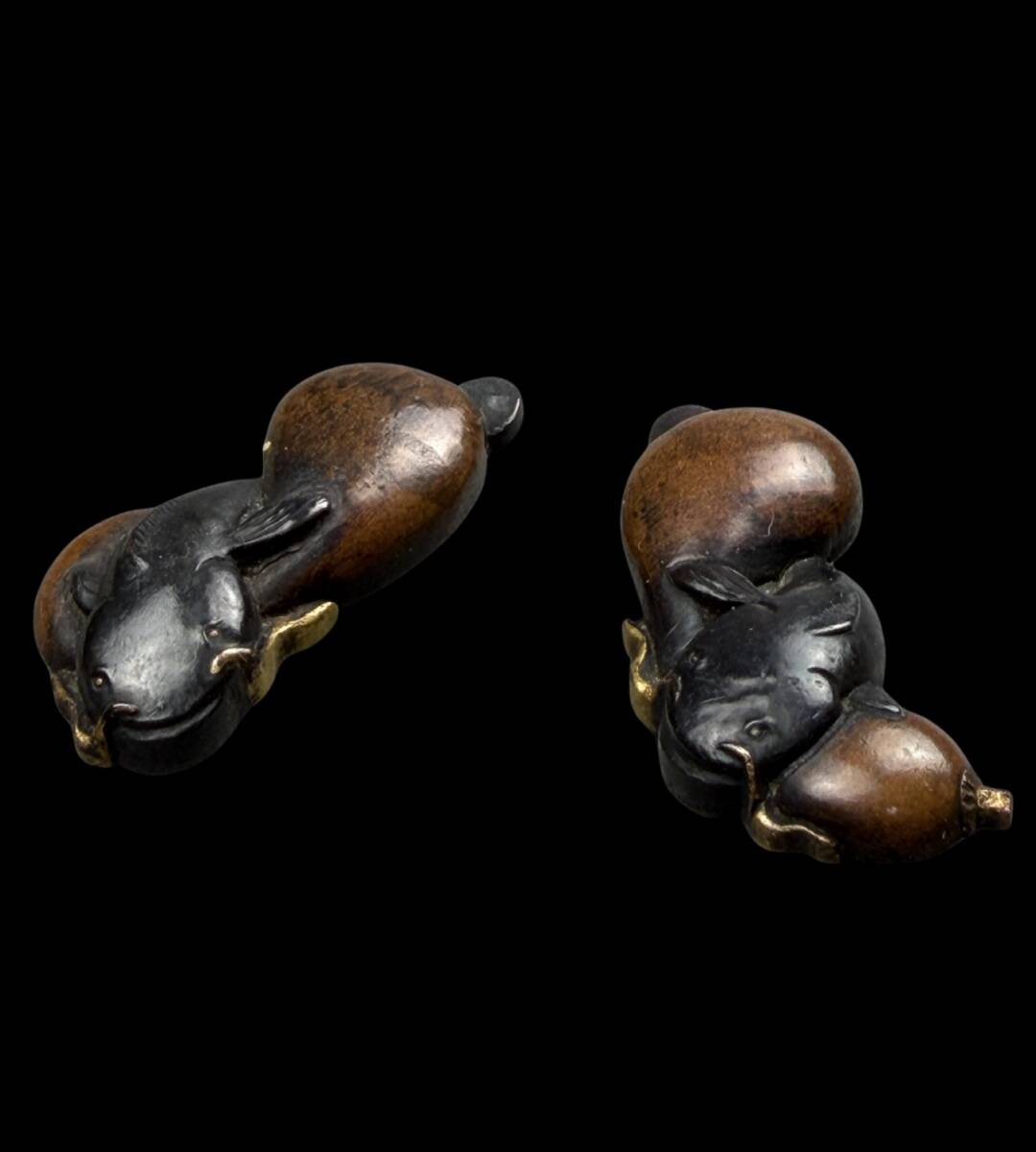 【偲】江戸時代 時代物 瓢箪鯰 目貫 (鍔、刀装具) (武具) 一対 重さ約 14.92g r-1084拍卖