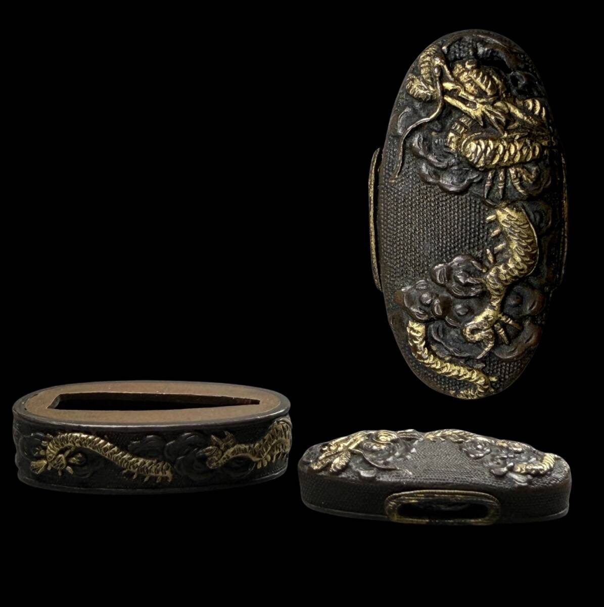 【偲】雲龍高彫据紋色絵 縁頭 縁金 刀装具 日本刀 r-1082拍卖