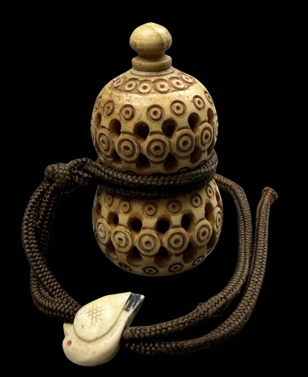 【偲】鯨歯風 天然白材 瓢箪 根付 透かし彫り 提物 東洋彫刻 江戸時代 装飾品 重約11.24g 古い骨董 古美術 古玩 r-1094拍卖