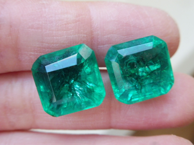 コロンビア産の輝き・・・vivid green エメラルド ペア 合計約19.40ct ルース 鑑別書(一通)拍卖