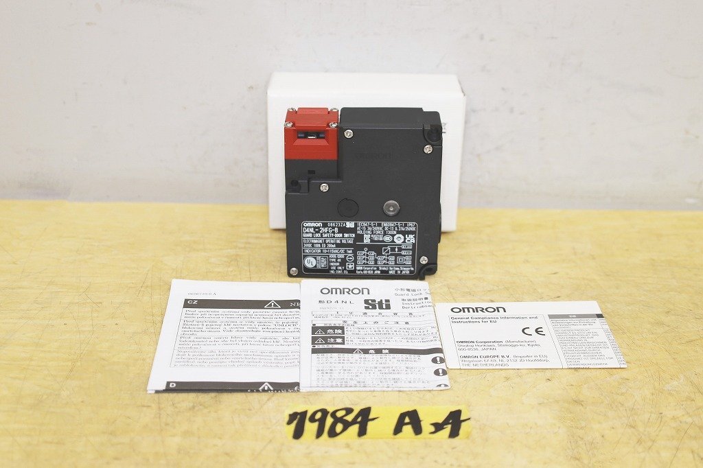 7984A24 未使用 OMRON オムロン セーフティドアスイッチ D4NL-2HFG-B 小型電磁ロック DC24V ソレノイドロック方式拍卖