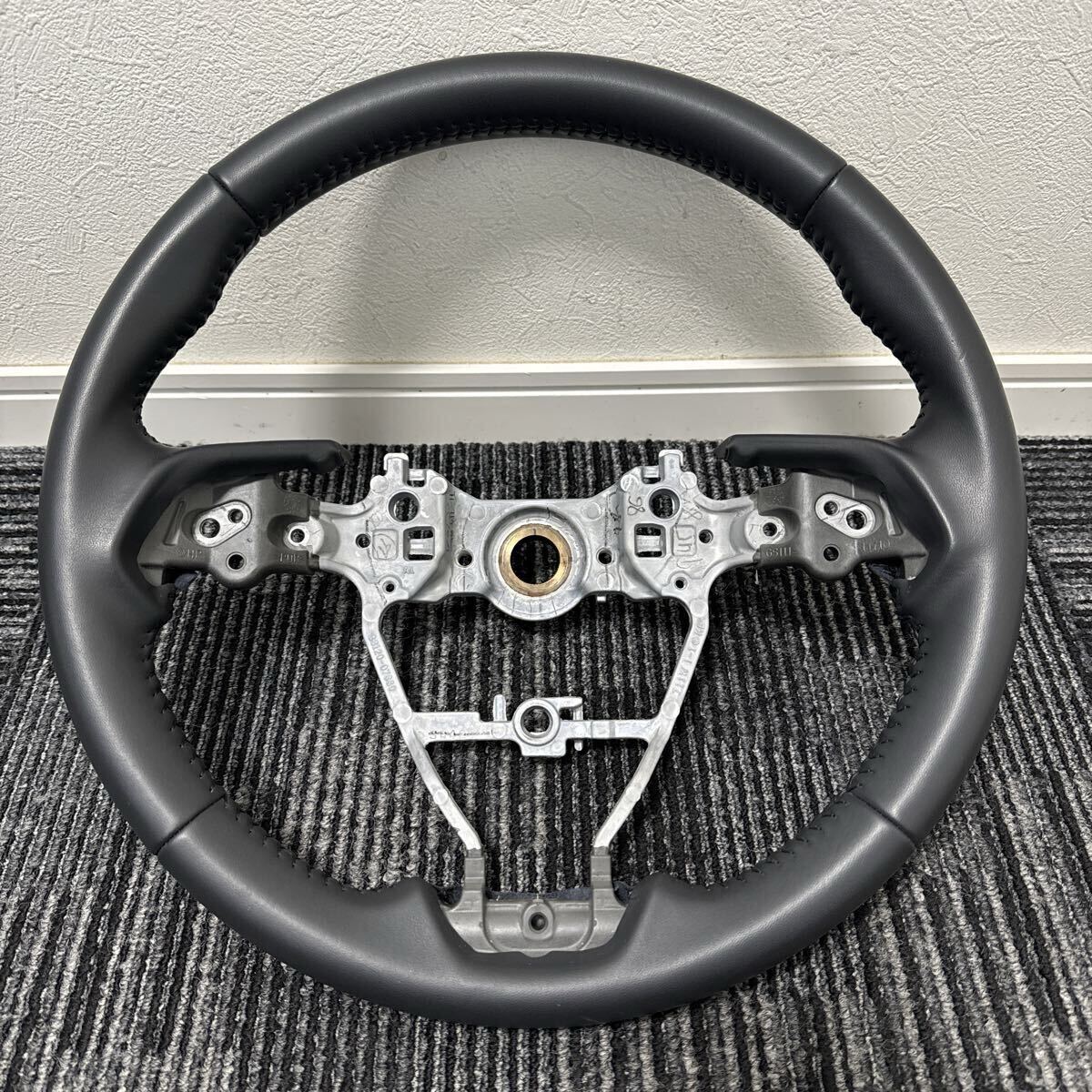 新車外し 超美品 トヨタ 50系 RAV4 220 クラウン 70 カムリ カローラ 純正 レザー ステアリング ハンドル GS120-07880 拍卖