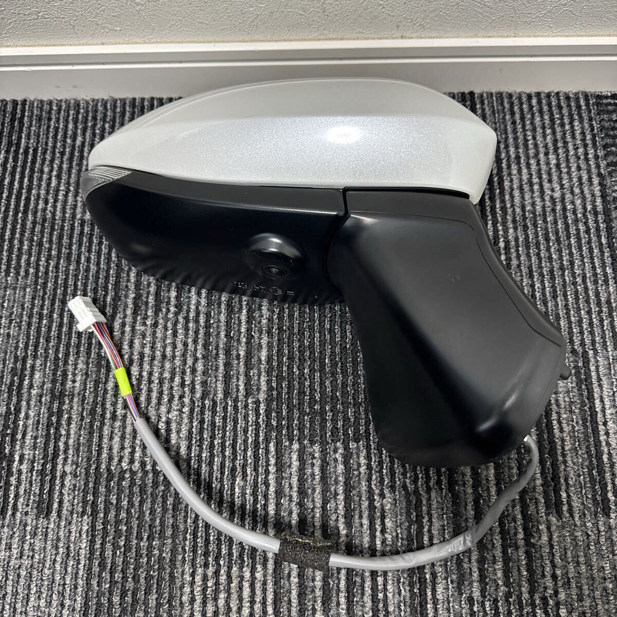 超美品 MXPC10G MXPL10G MXPL15G シエンタ 純正 右 運転席 ドアミラー サイドミラー カメラ BSM 13ピン 87910-52M20 089 パールホワイト 白拍卖