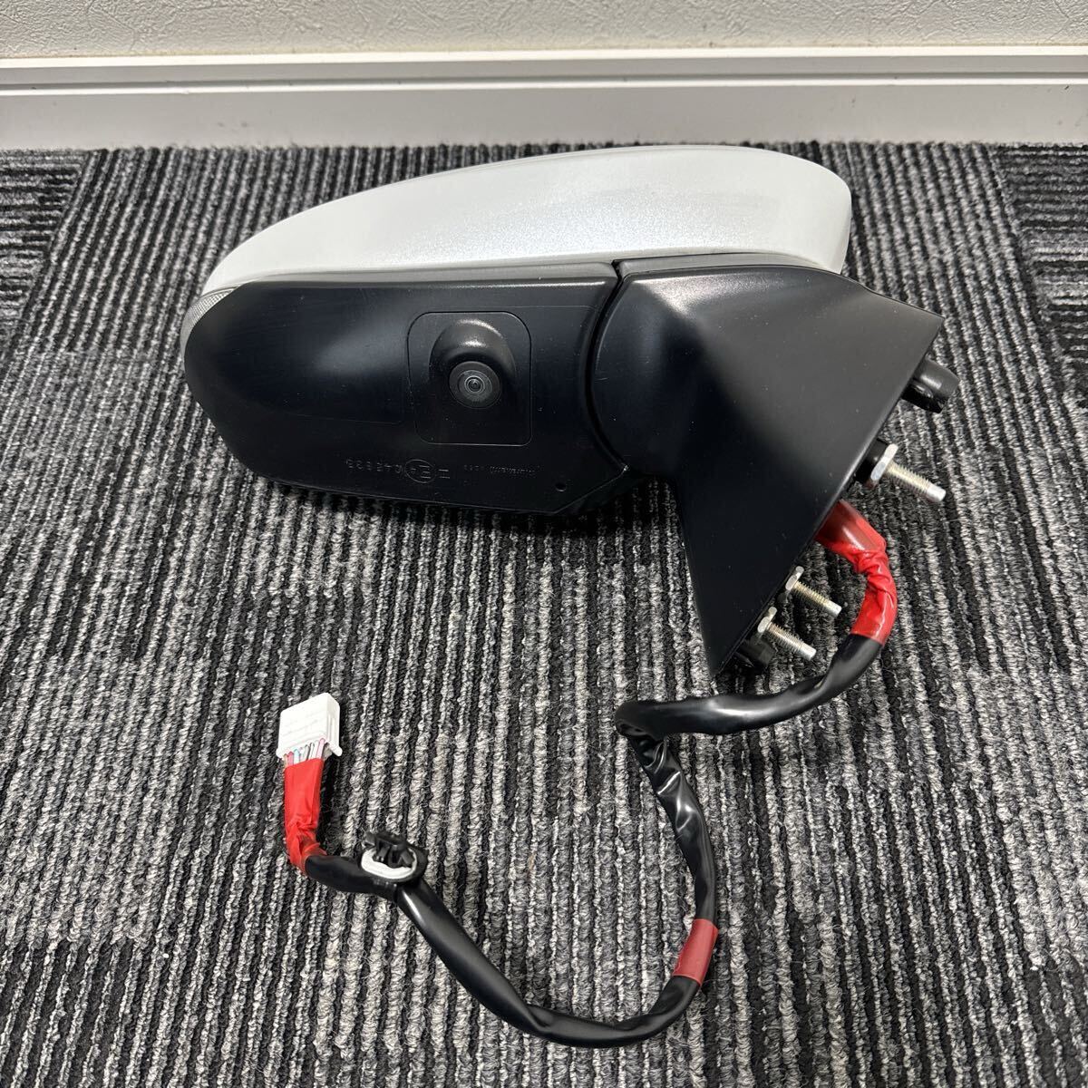 超美品 トヨタ MXPJ15 MXPB10 ヤリスクロス 純正 右 運転席 ドアミラー カメラ BSM付き 13ピン 13P 089 パールホワイト 白拍卖