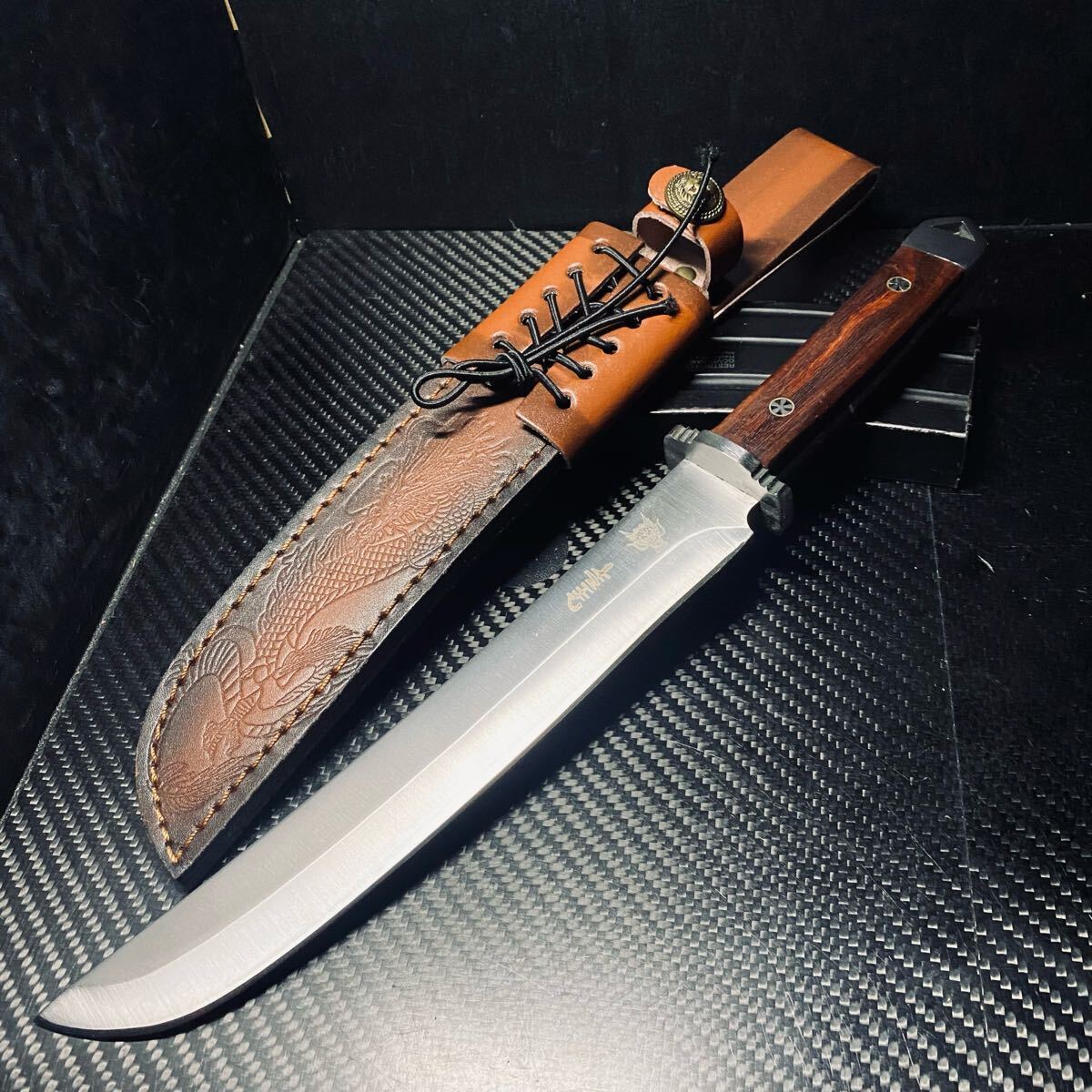 重量感 395g アウトドア サバイバルナイフ 和風 日本刀 薪割り 鉈 腰鉈 大工道具 鋼製刃長さ21cm シース付き ハンティング拍卖