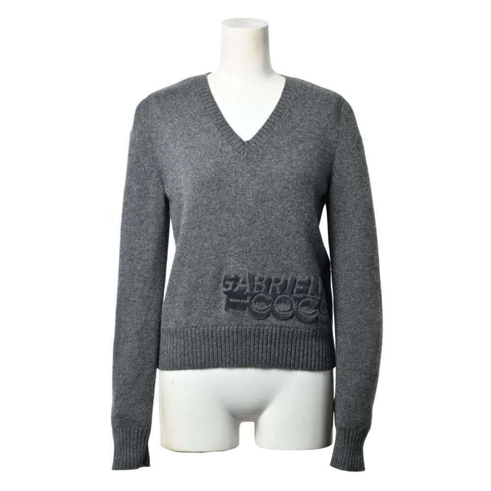 美品 CHANEL 17B P57351K07491 GABRIELLE COCO ワッペン カシミヤ Vネック ニット KL4BABSU92拍卖