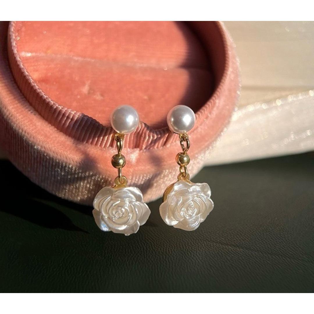 白 ホワイト 揺れる ピアス 花 薔薇 バラ ゆらゆら パール フラワー シンプル拍卖