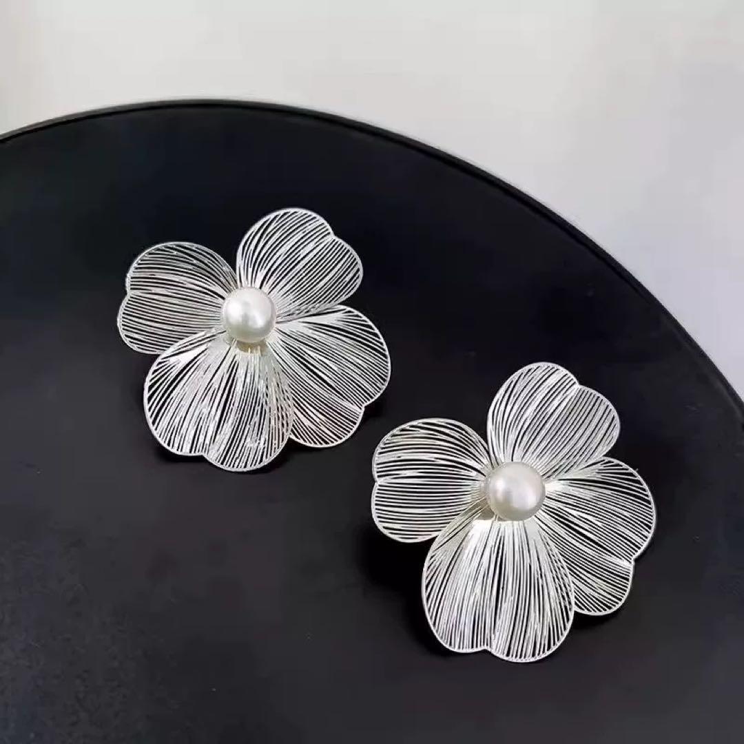 大ぶり パール フラワー 花 ピアス シルバー 花びら ゴージャス 銀色拍卖