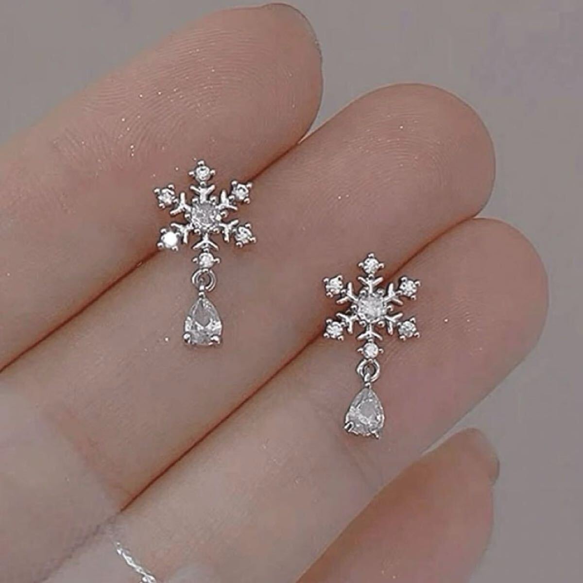 雪の結晶 冬 クリスマス ピアス レディースピアス しずく ゆらゆら 華奢 煌びやか 華やか プレゼント拍卖
