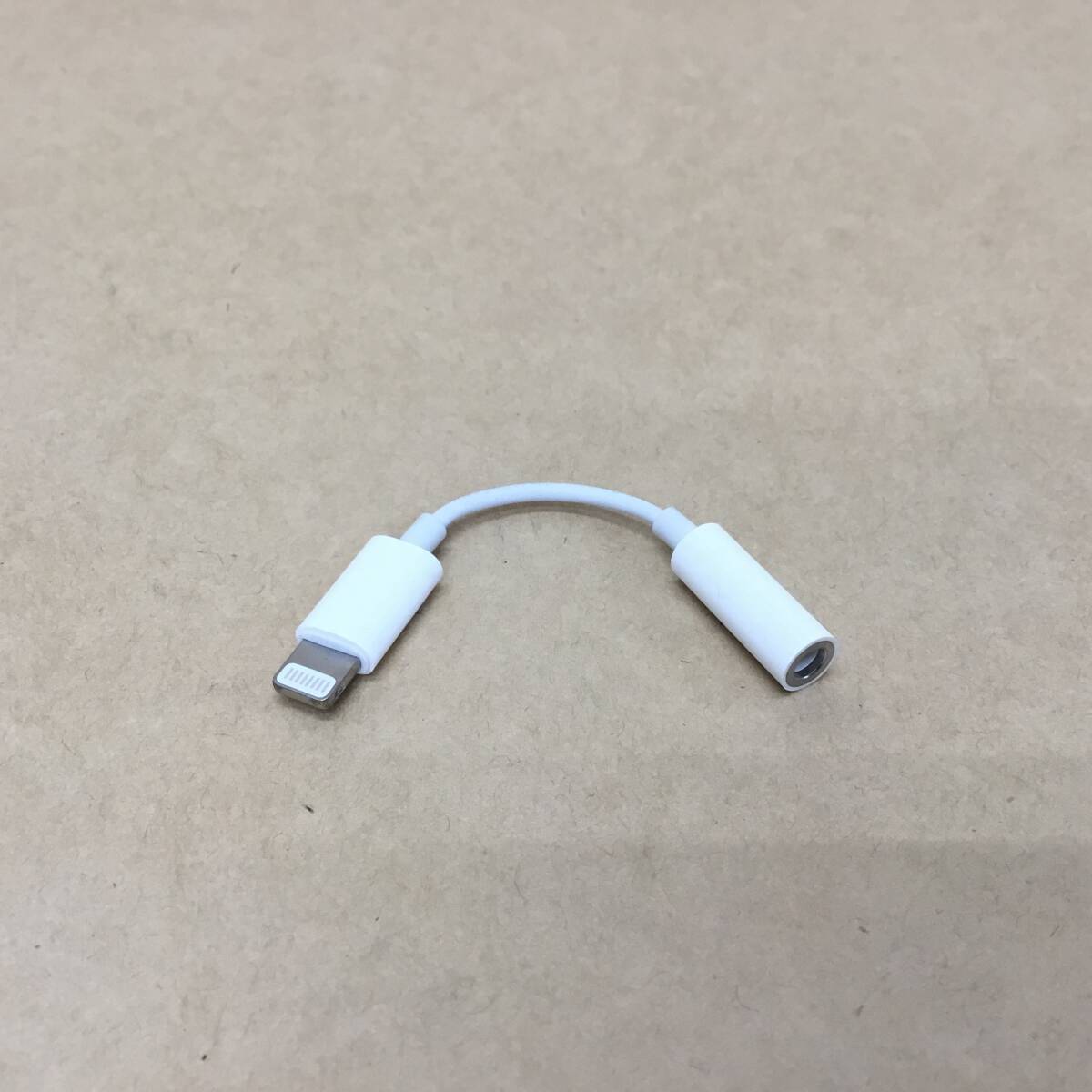 【2404241001】 【新品】 アップル 純正 ライトニングイヤホン変換アダプタ Lightning-3.5mm A1749拍卖