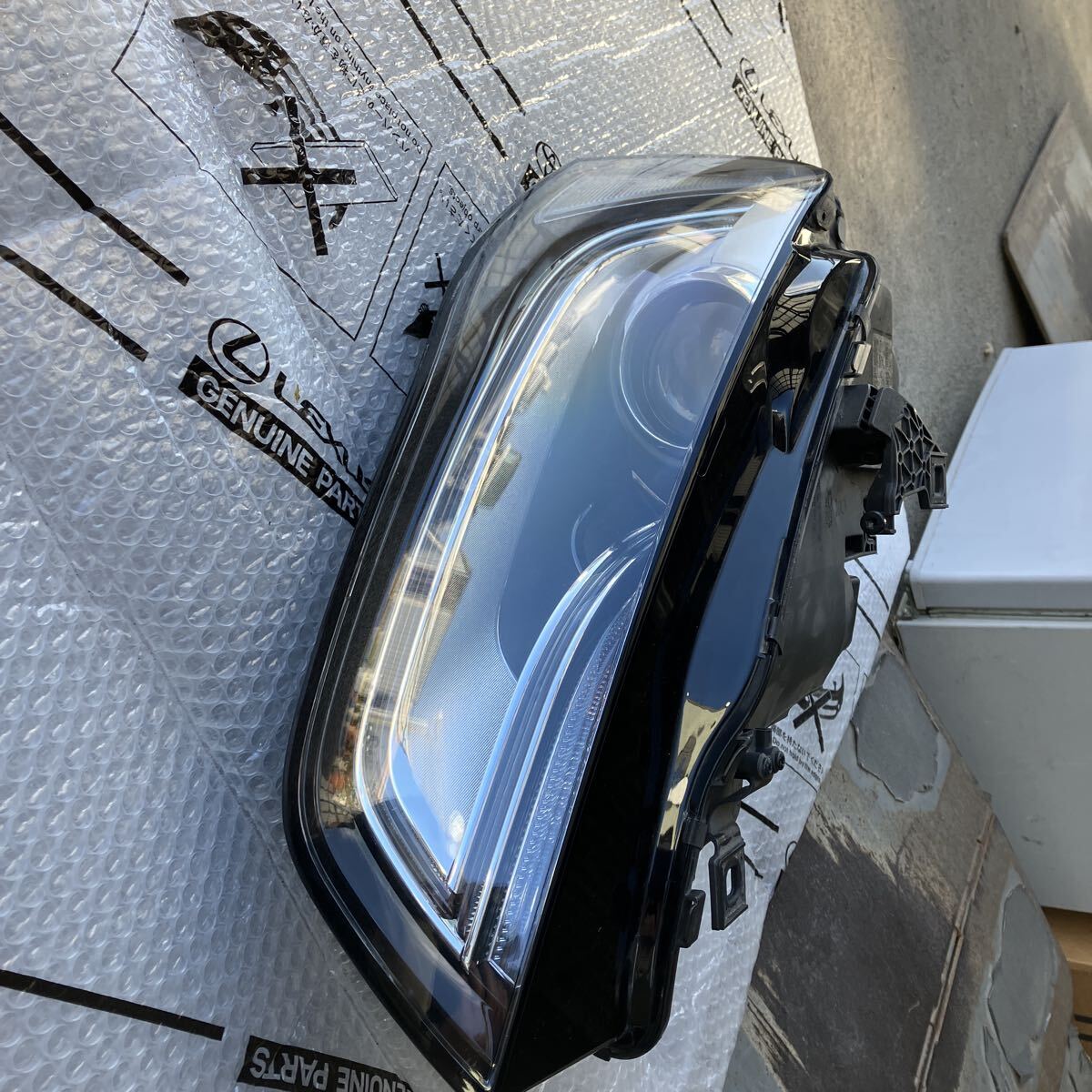 AUDI A4 TFSI 現行モデル 右 ヘッドライト 小傷のみ拍卖