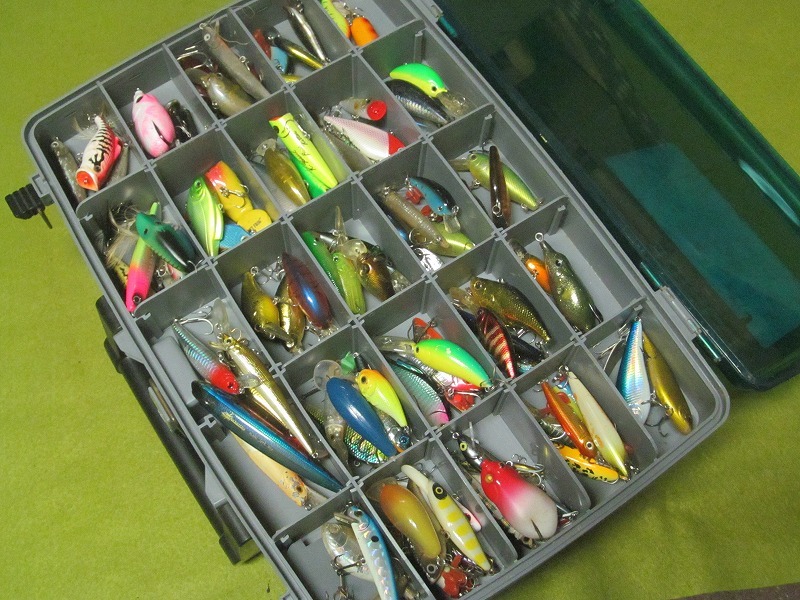 ジャンクル扱い ルアー類大量ボックス入ったまま ゆうパック60着払発送 落札即日に取引開始が条件拍卖