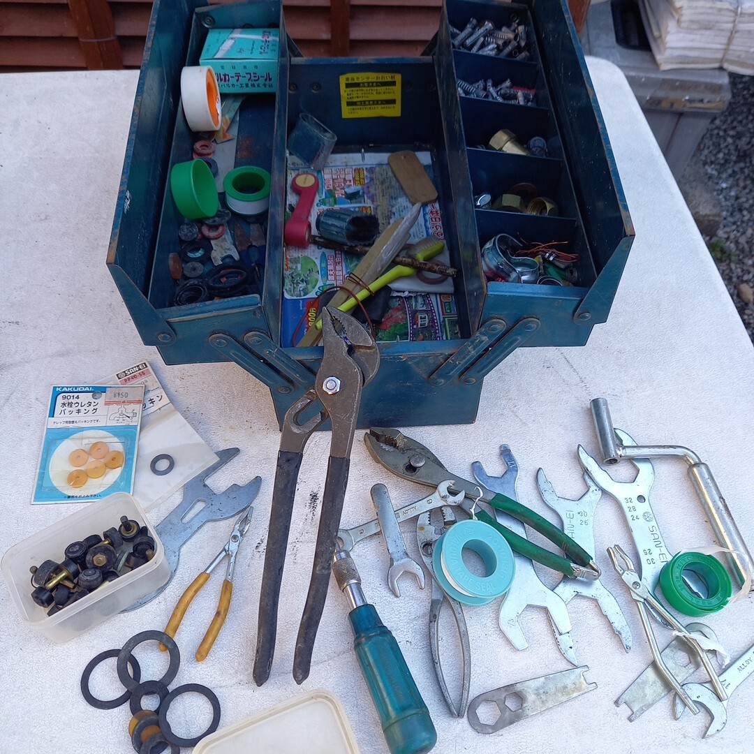 工具箱 ツールボックス ドライバー 道具 プライマー 水道 コマ パッキン シールテープ 補修 修理 設備 レンチ スパナまとめて拍卖