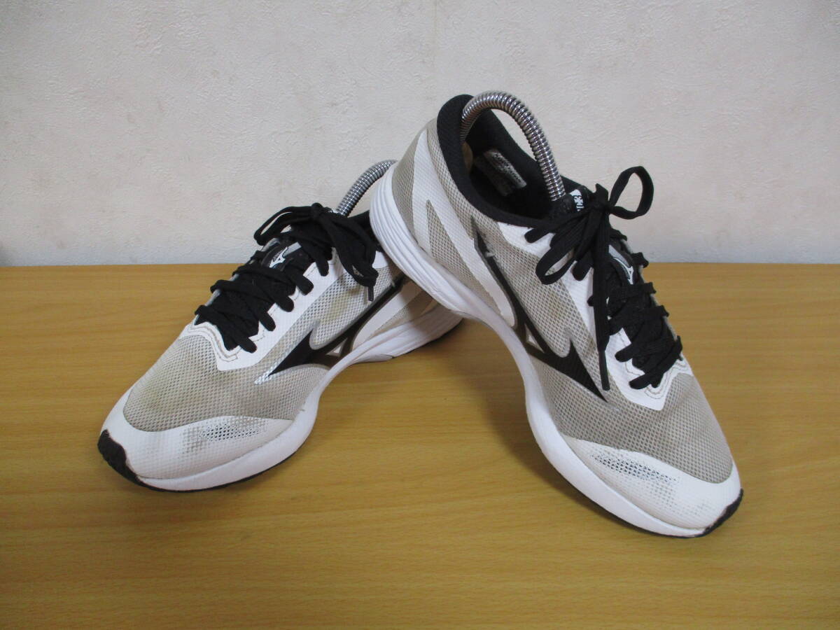 ミズノ★ランニング用<超軽量・シューズ>★22.5cm 白・黒拍卖
