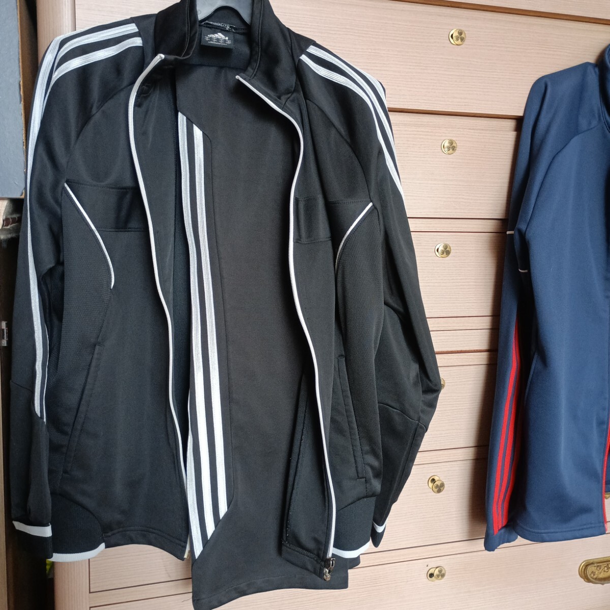 アディダス ジャージ ブラック上下メンズ拍卖