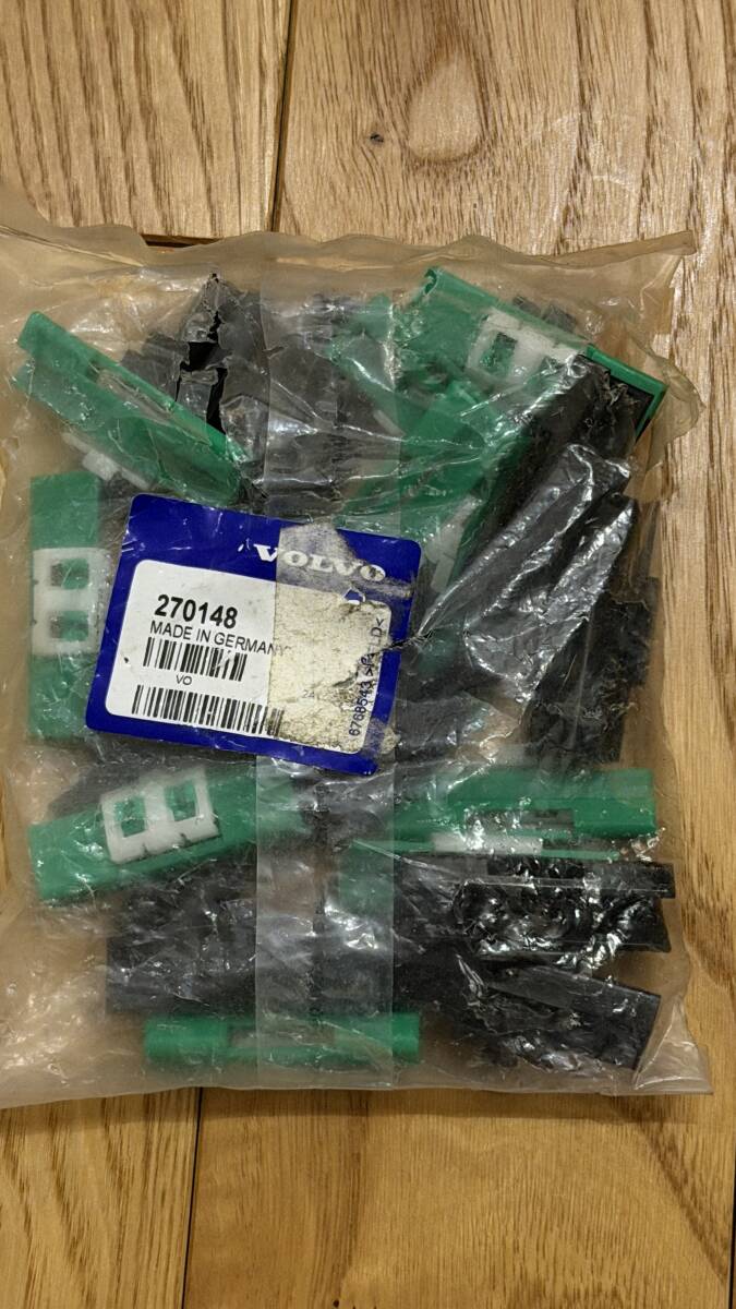 ボルボ 240 260 フロントウインドーモールクリップ 新品未使用 デッドストック 270148拍卖