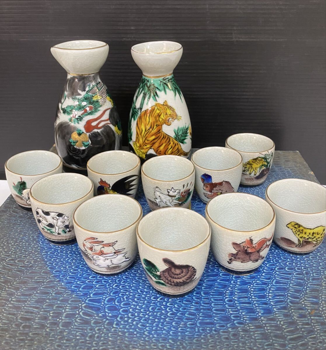 当時物 九谷焼 十二支干支盃 九谷五彩 酒器セット お猪口 お正月 お祝い酒 陶器 徳利 金縁 骨董拍卖